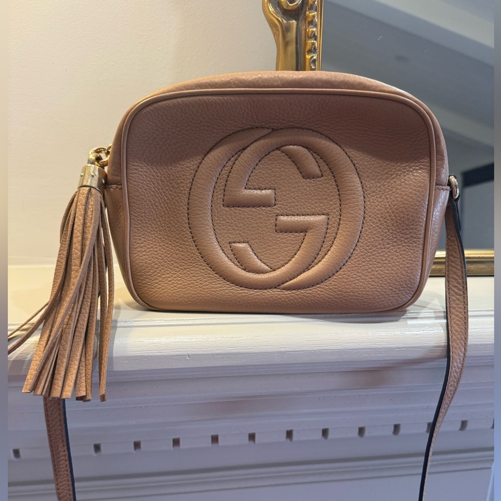 Pebbled leather Gucci Soho Disco bag camelia crossbody tassel rose beige nude